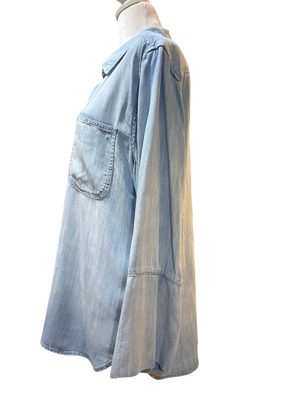 Chico's Light Blue 100 % Lyocell Button Front Top with Pocket Detail SZ 2 - Picture 4 of 9